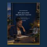 Kouvèti liv Sèvi ak IA pou Miltipliye Valè Ou: yon fanm chita nan biwo l ap ekri nan yon kaye, yon òdinatè pòtab bò kote l.